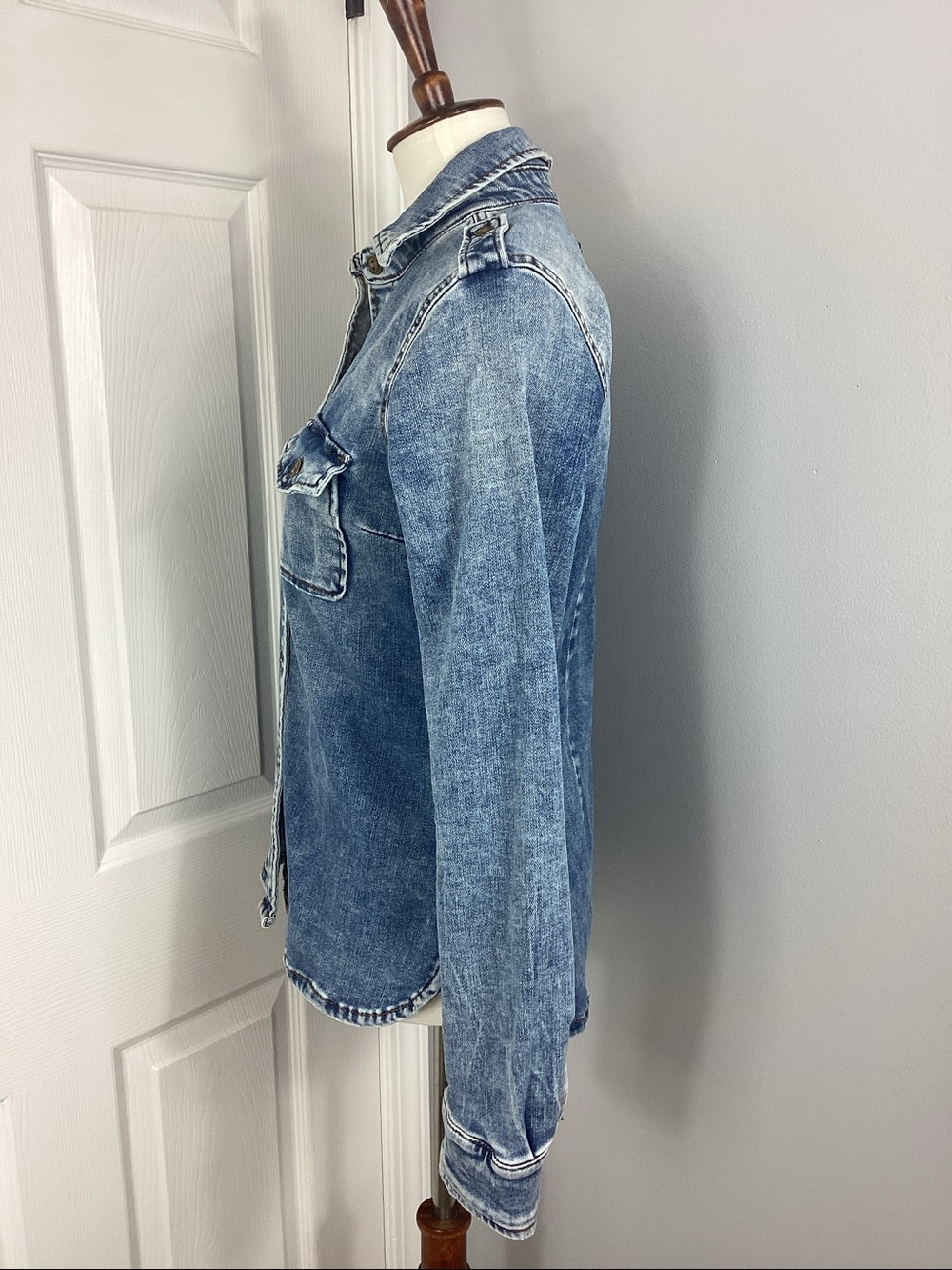 KUT FROM THE KLOTH Distressed Denim Romy Shirt - Picture 5 of 9